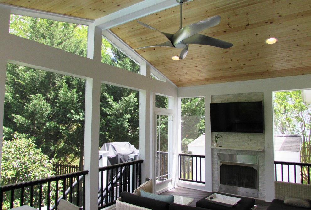 Inspiration pour un porche d'entrée de maison arrière traditionnel de taille moyenne avec une moustiquaire, du béton estampé et une extension de toiture.