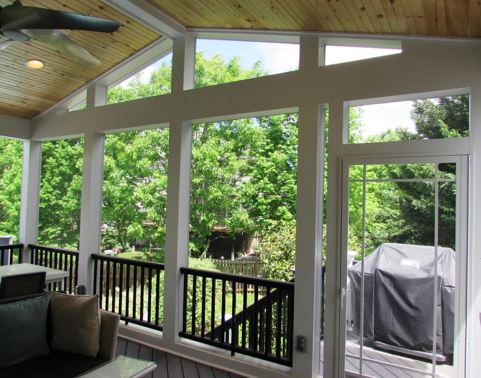 Aménagement d'un porche d'entrée de maison arrière classique de taille moyenne avec une moustiquaire, du béton estampé et une extension de toiture.