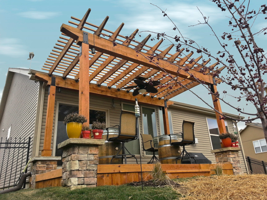 Aménagement d'un petit porche d'entrée de maison arrière craftsman avec une terrasse en bois et une pergola.