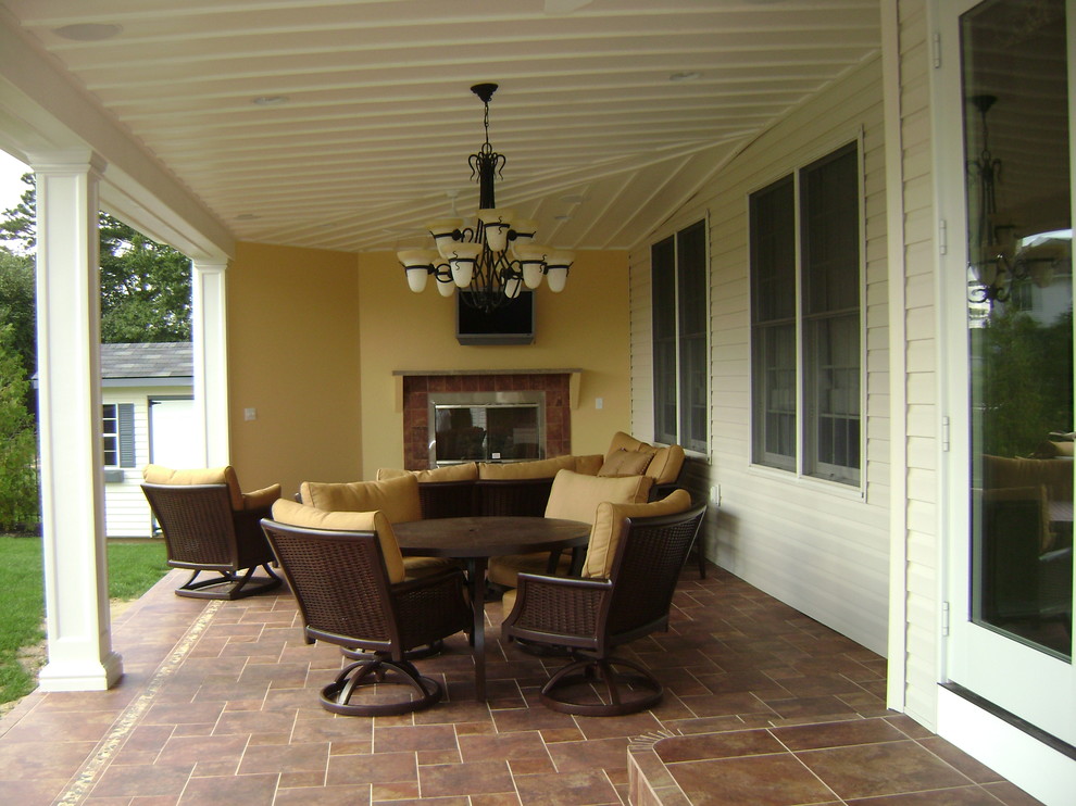 Inspiration för en mellanstor vintage veranda på baksidan av huset, med en öppen spis, naturstensplattor och takförlängning
