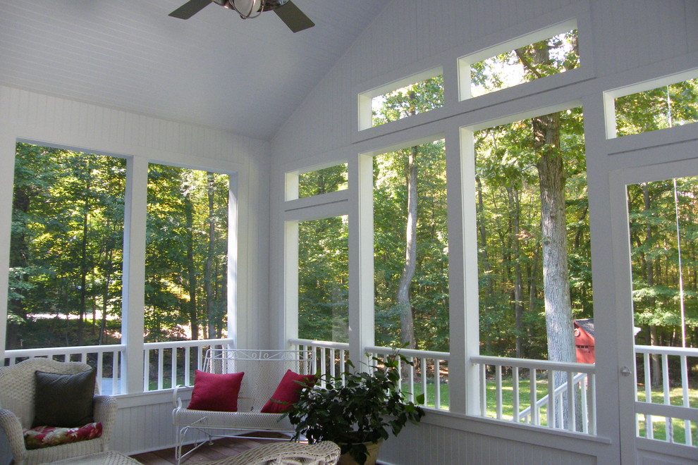 Cette photo montre un porche d'entrée de maison arrière chic de taille moyenne avec une moustiquaire, une terrasse en bois et une extension de toiture.