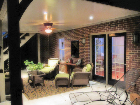 Réalisation d'un grand porche d'entrée de maison arrière minimaliste avec une extension de toiture.
