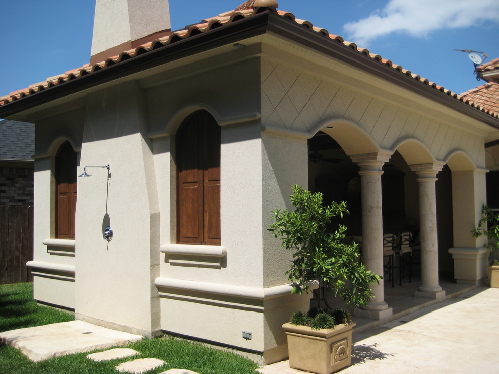 Cette image montre un porche d'entrée de maison méditerranéen.