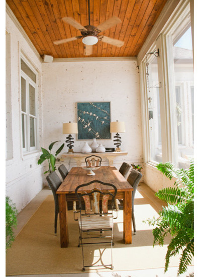 Источник вдохновения для домашнего уюта: маленькая веранда на заднем дворе в стиле фьюжн с покрытием из бетонных плит и навесом для на участке и в саду