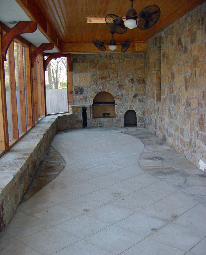 Idée de décoration pour un porche d'entrée de maison avant tradition de taille moyenne avec un foyer extérieur, des pavés en béton et une extension de toiture.