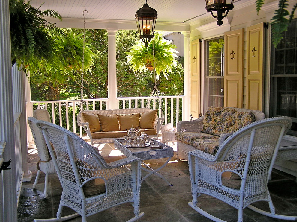 Klassisk inredning av en veranda framför huset