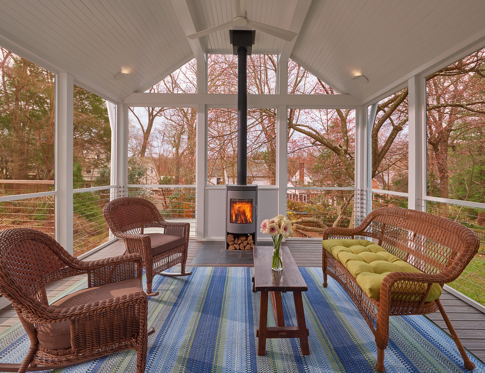 ワシントンD.C.にあるトランジショナルスタイルのおしゃれな縁側・ポーチ (屋外暖炉、張り出し屋根) の写真
