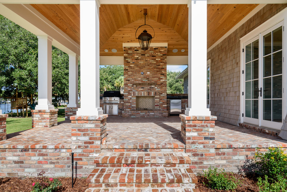 Réalisation d'un porche d'entrée de maison arrière chalet de taille moyenne avec des pavés en brique et une extension de toiture.