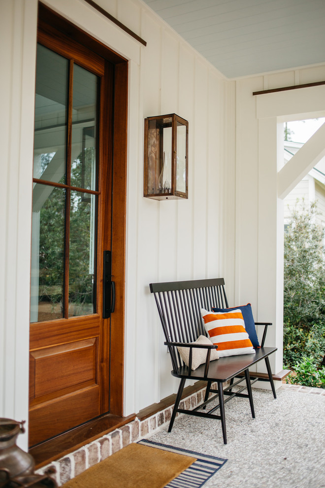 Idée de décoration pour un porche d'entrée de maison avant champêtre de taille moyenne avec des pavés en brique et une extension de toiture.