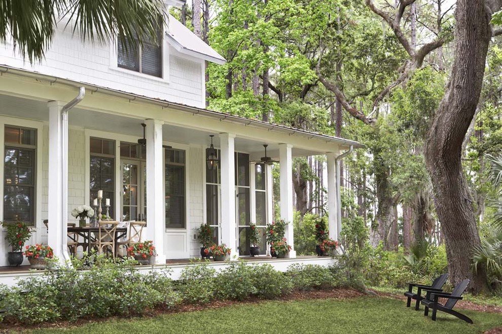 Große, Überdachte Klassische Veranda hinter dem Haus mit Kübelpflanzen in Charleston