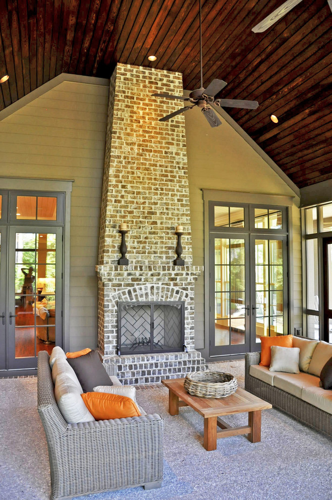 Idées déco pour un porche d'entrée de maison arrière classique de taille moyenne avec une moustiquaire, une dalle de béton et une extension de toiture.