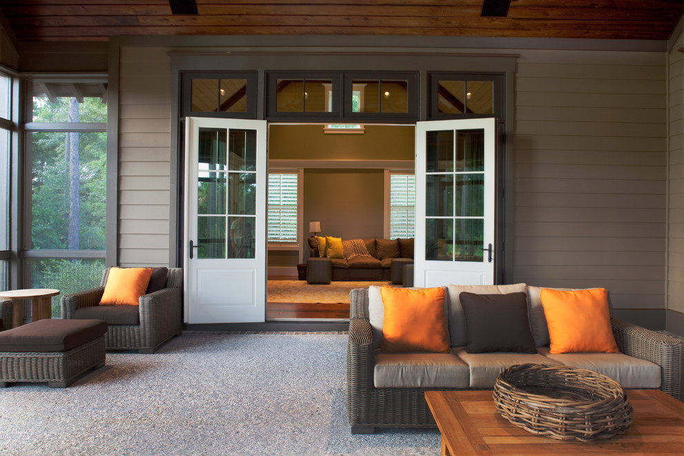 На фото: веранда среднего размера на заднем дворе в классическом стиле с крыльцом с защитной сеткой, покрытием из бетонных плит и навесом