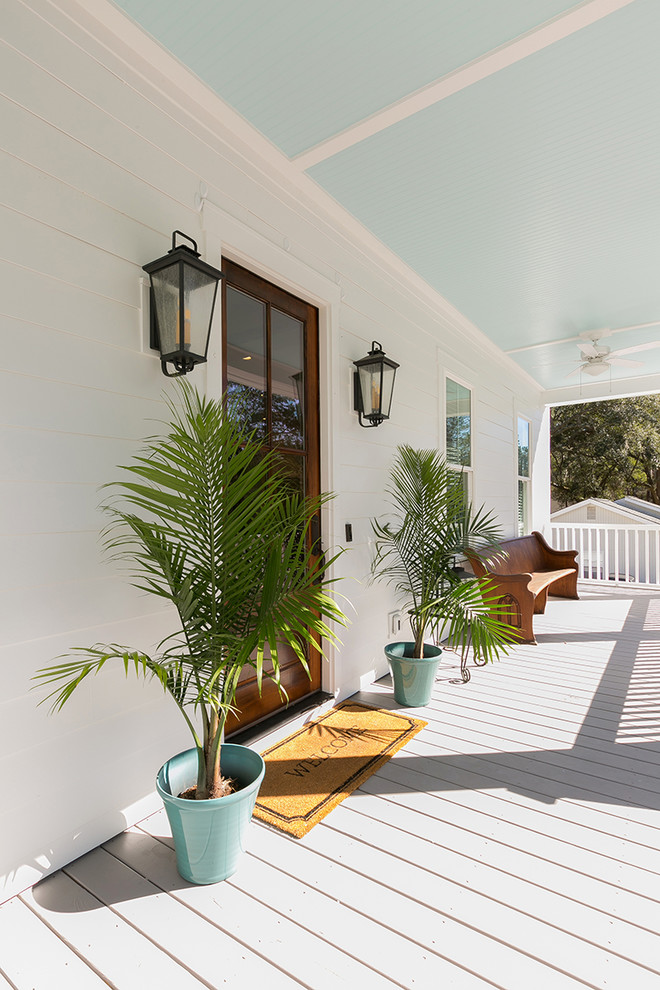 Aménagement d'un porche d'entrée de maison avant classique de taille moyenne avec une terrasse en bois et une extension de toiture.