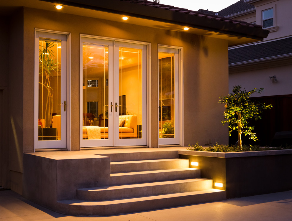 Exemple d'un porche d'entrée de maison arrière moderne de taille moyenne avec une dalle de béton.