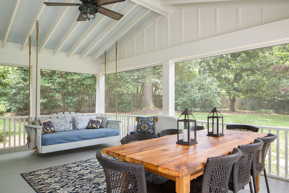 Exemple d'un porche d'entrée de maison arrière bord de mer avec une moustiquaire et une extension de toiture.