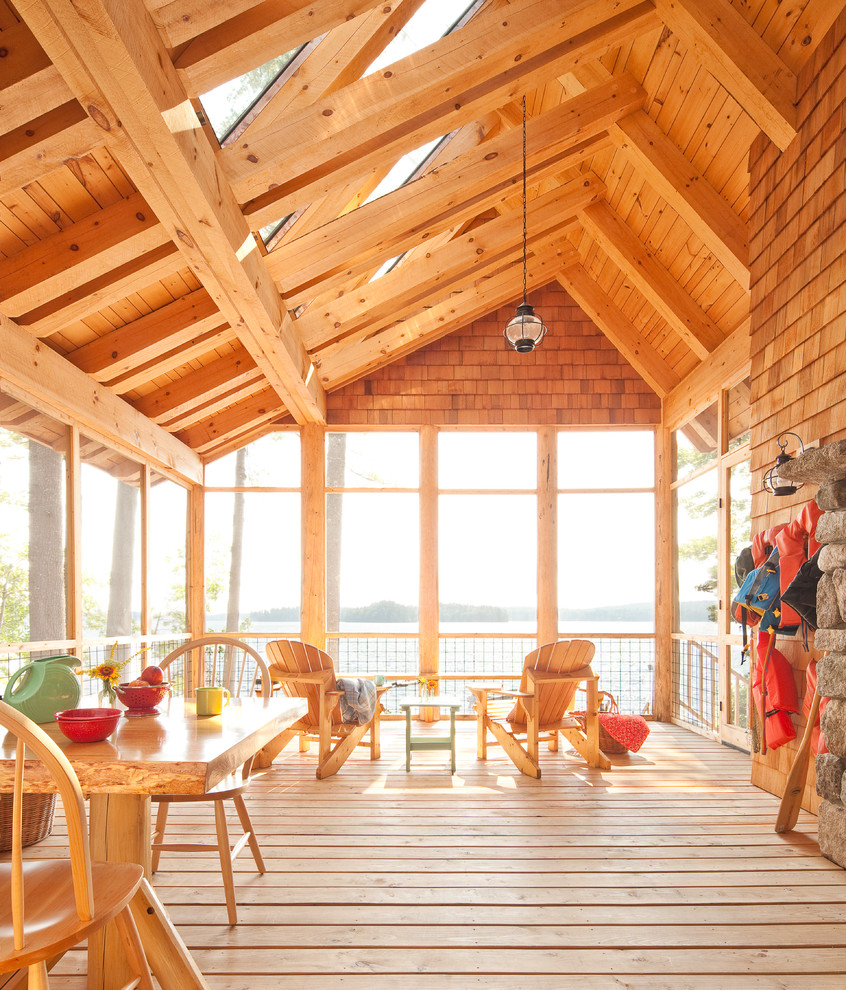 Cette image montre un porche d'entrée de maison chalet avec une moustiquaire, une terrasse en bois et tous types de couvertures.