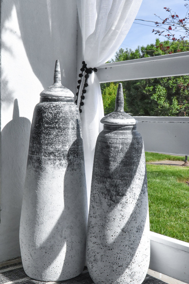 Пример оригинального дизайна: веранда среднего размера на боковом дворе в стиле фьюжн с растениями в контейнерах, покрытием из бетонных плит и навесом
