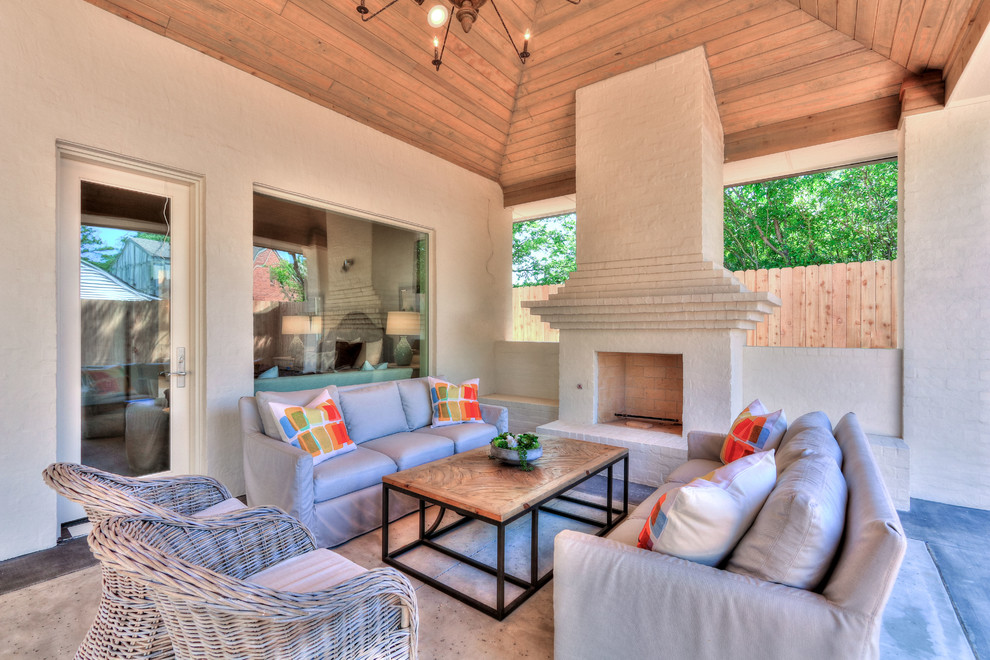 Idées déco pour un grand porche d'entrée de maison arrière classique avec du béton estampé et une extension de toiture.