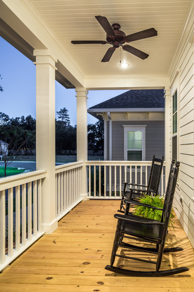 Exemple d'un porche d'entrée de maison avant nature de taille moyenne avec une terrasse en bois et une extension de toiture.