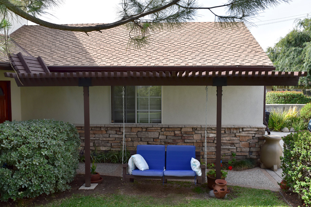 Cette image montre un porche d'entrée de maison avant traditionnel de taille moyenne avec une pergola.