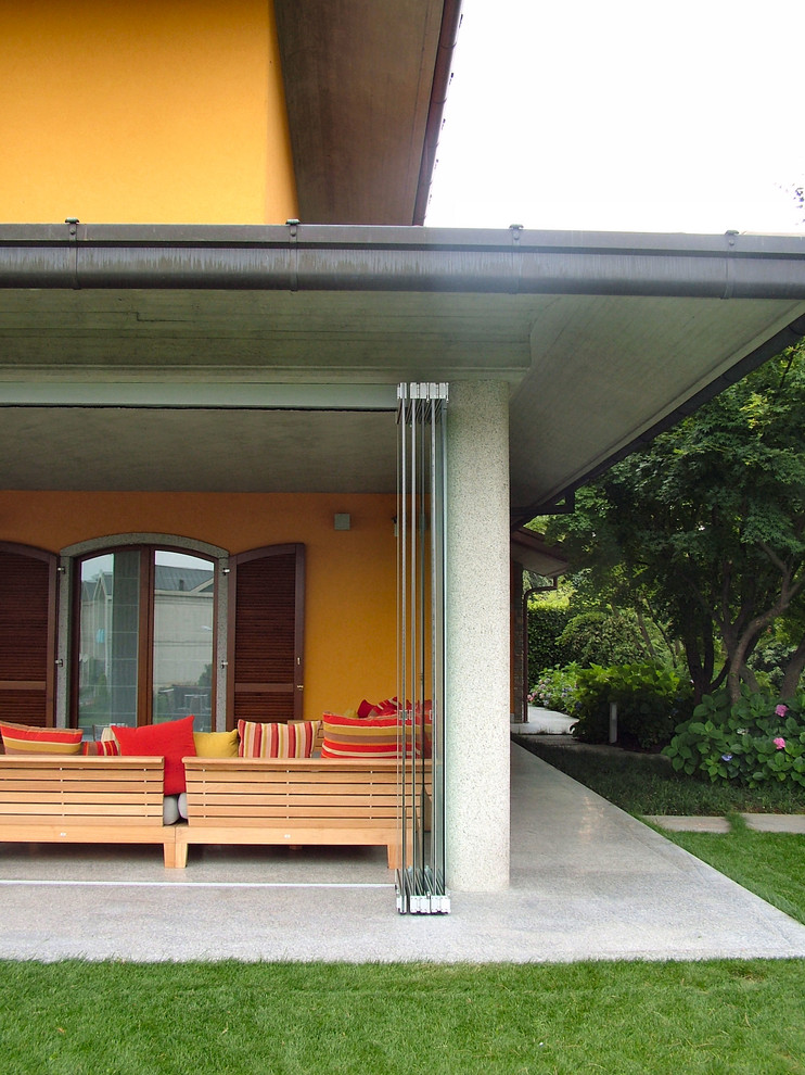 Idée de décoration pour un porche d'entrée de maison design.