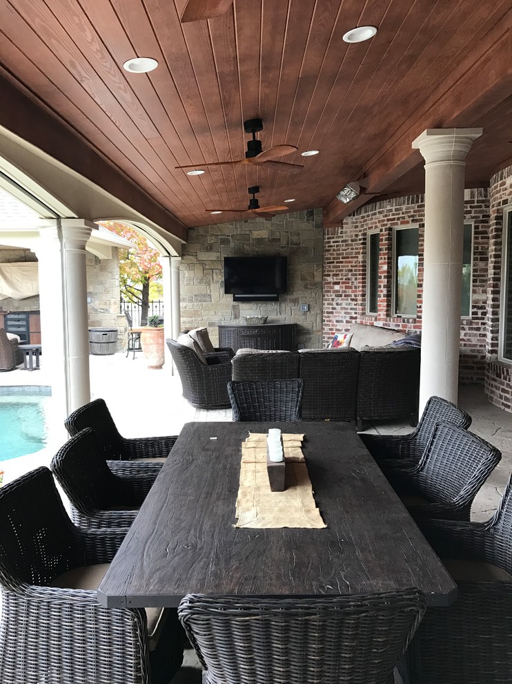Inspiration for a medium sized classic back screened veranda in Dallas with a roof extension.