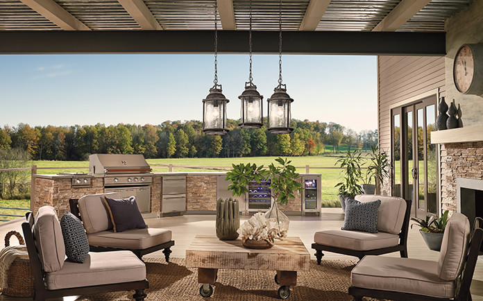 Inspiration pour un grand porche d'entrée de maison arrière traditionnel avec une cuisine d'été, une terrasse en bois et une extension de toiture.