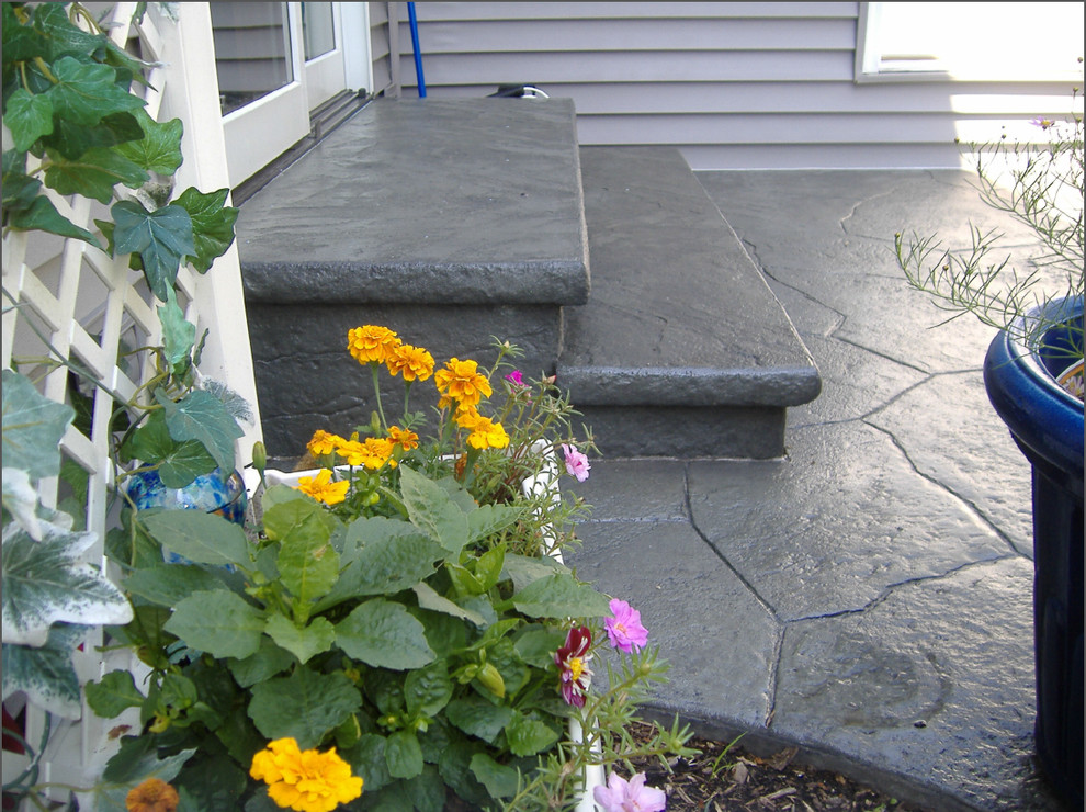 Small trendy concrete paver back porch photo in Chicago