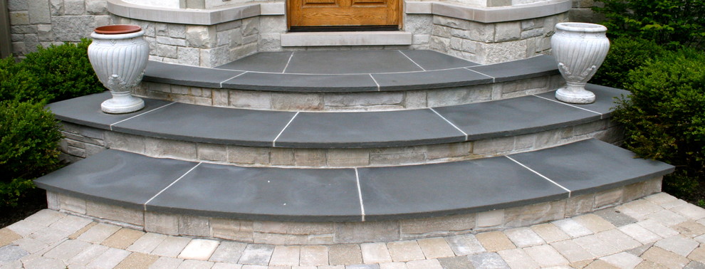 Foto di un portico minimal davanti casa con pavimentazioni in mattoni