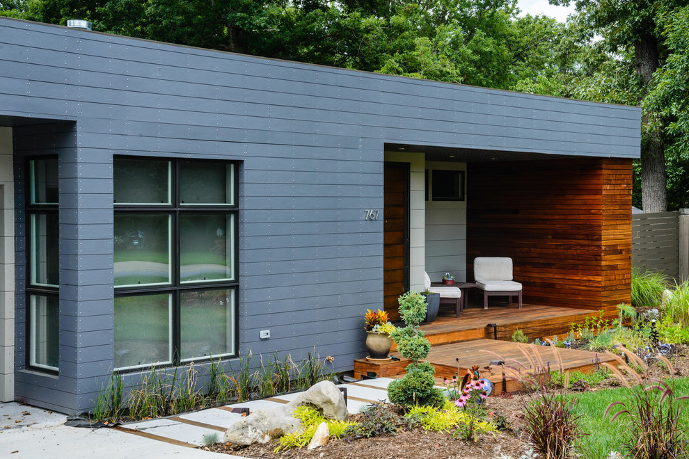 Ejemplo de terraza moderna pequeña en patio delantero y anexo de casas con entablado