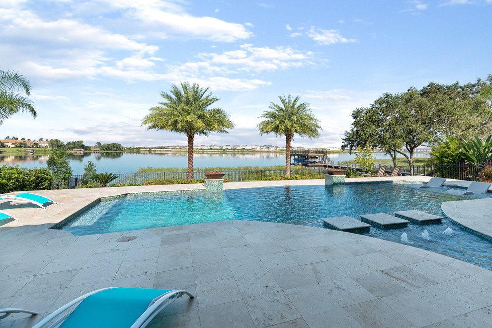 Foto di una piscina mediterranea dietro casa con pavimentazioni in pietra naturale