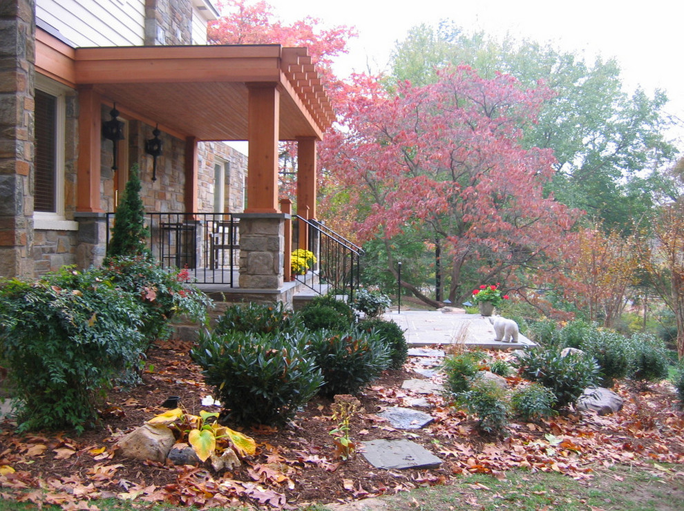 Esempio di un portico american style di medie dimensioni e davanti casa con un tetto a sbalzo e pavimentazioni in pietra naturale