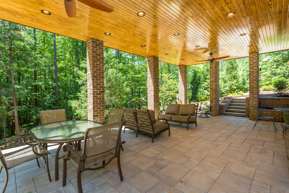 Geräumige, Überdachte Moderne Veranda hinter dem Haus mit Feuerstelle und Betonboden in Raleigh