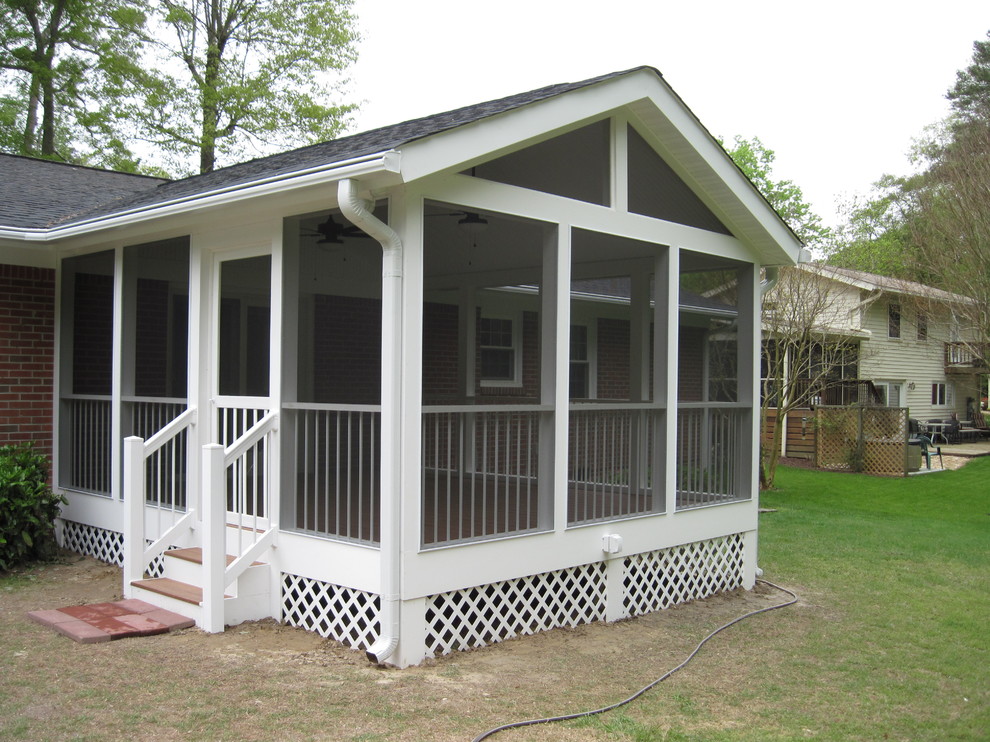 Idéer för en mellanstor klassisk innätad veranda på baksidan av huset, med trädäck och takförlängning
