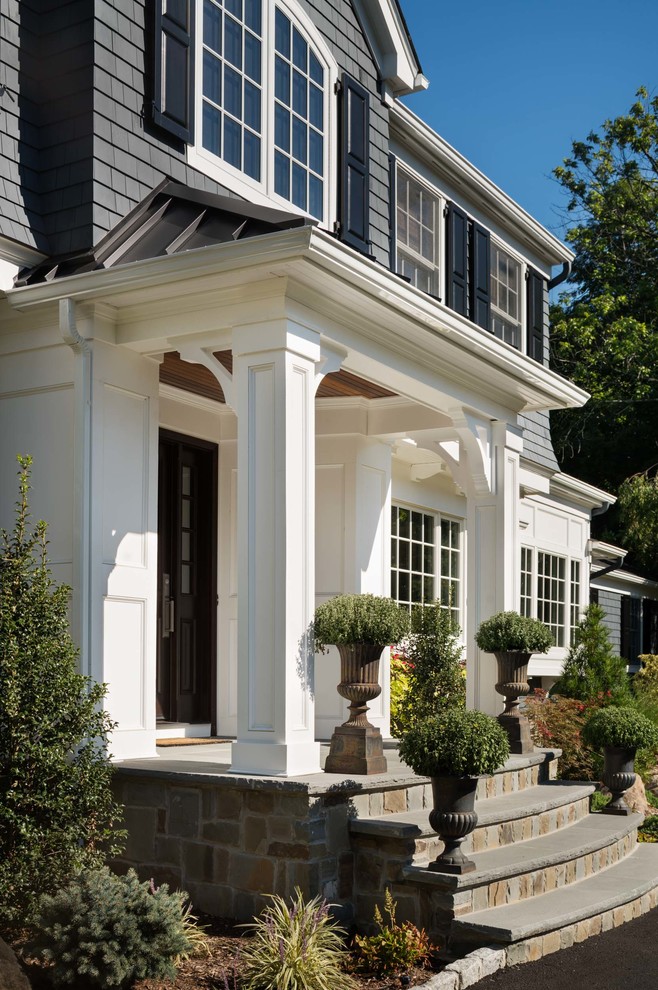 Idee per un portico classico davanti casa con pavimentazioni in pietra naturale e un tetto a sbalzo