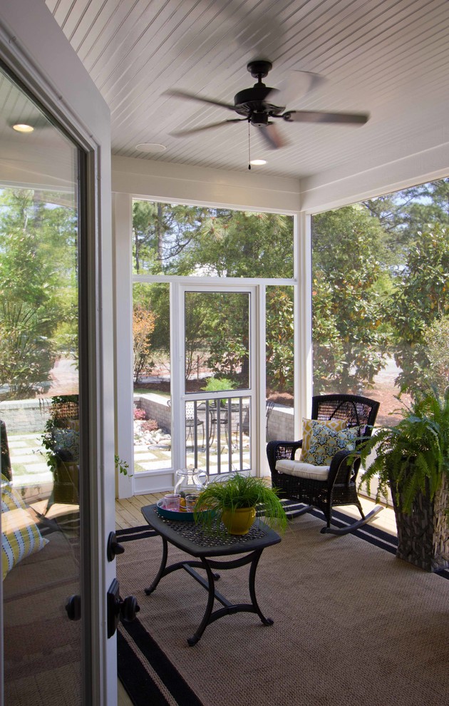 Elegant porch photo in Wilmington