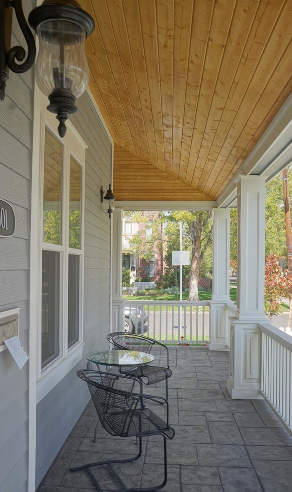 Cette image montre un porche d'entrée de maison avant marin de taille moyenne avec une dalle de béton.