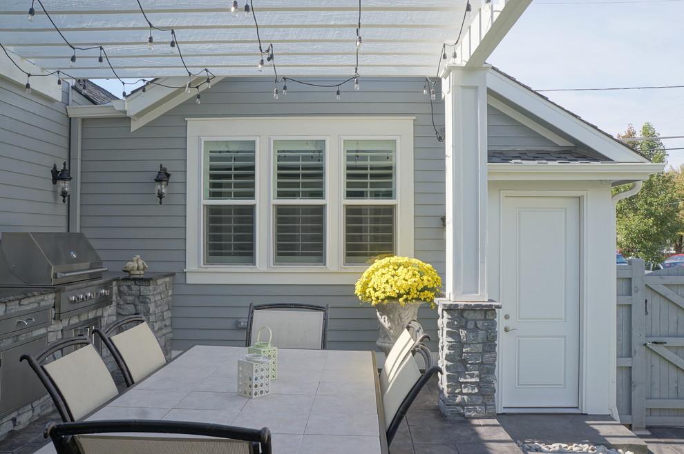 Cette image montre un porche d'entrée de maison arrière victorien de taille moyenne avec une cuisine d'été, une dalle de béton et une pergola.