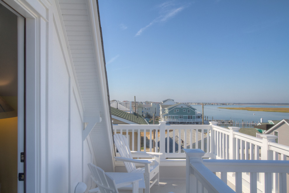 На фото: балкон и лоджия среднего размера в морском стиле с