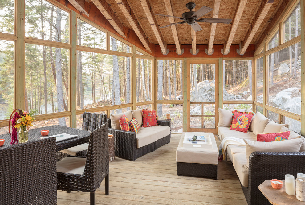 Cette photo montre un porche d'entrée de maison latéral montagne avec une moustiquaire, une terrasse en bois, une extension de toiture et tous types de couvertures.