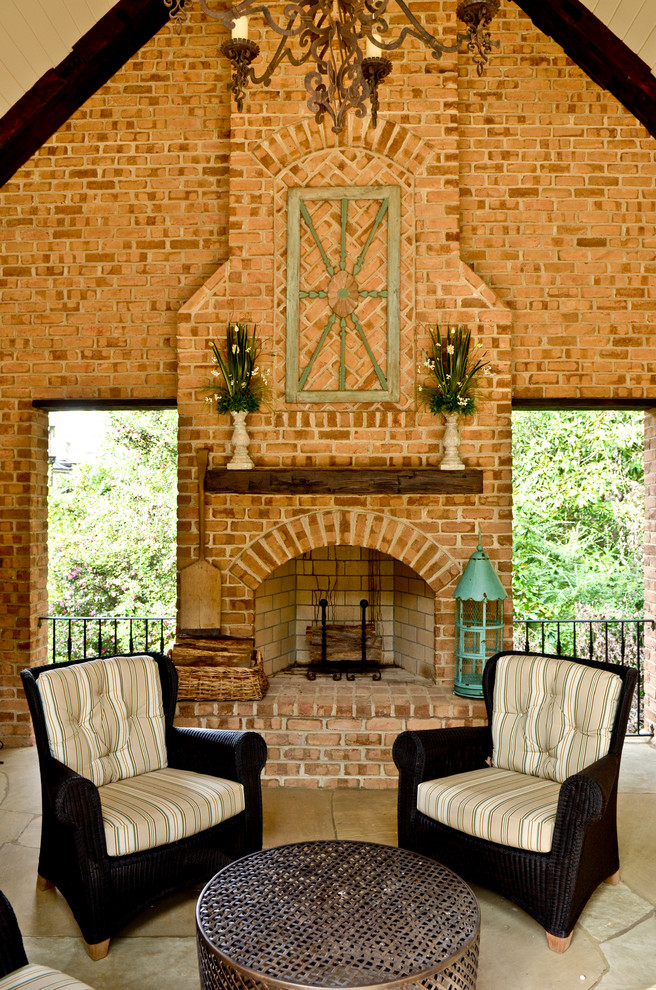 Diseño de terraza clásica grande en anexo de casas y patio trasero con brasero y adoquines de piedra natural