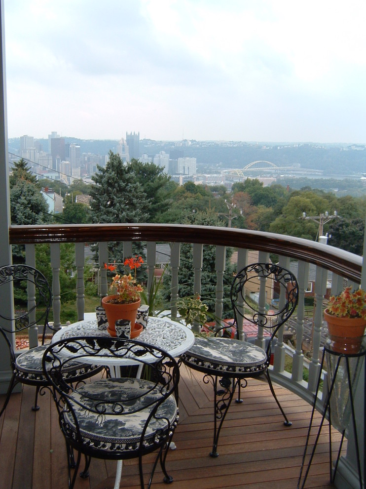 Modelo de terraza tradicional grande en patio trasero con entablado