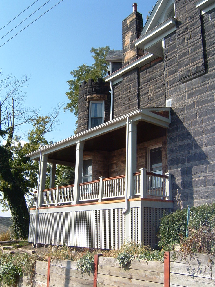 Idées déco pour un grand porche d'entrée de maison arrière victorien avec une terrasse en bois.