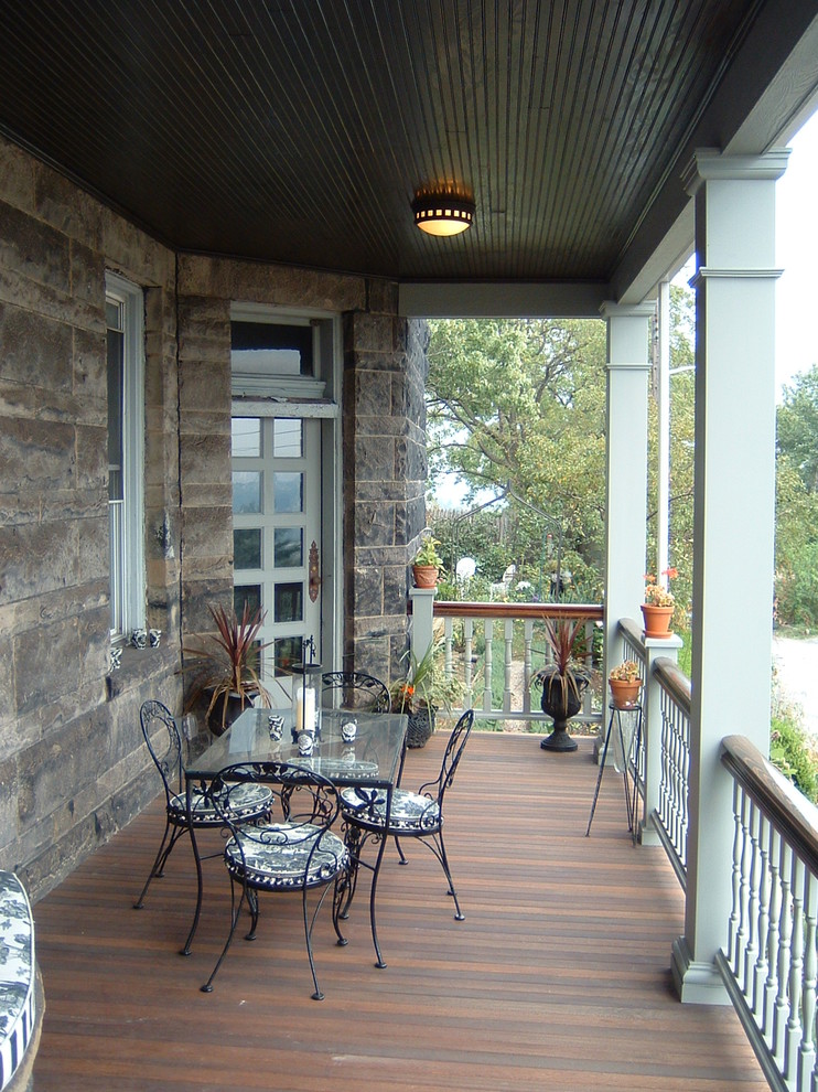Bild på en stor vintage veranda på baksidan av huset, med trädäck