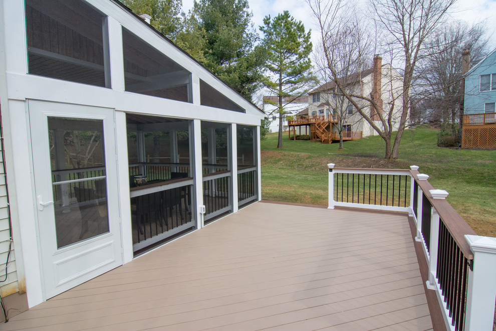 Cette photo montre un porche d'entrée de maison latéral chic de taille moyenne avec une terrasse en bois.