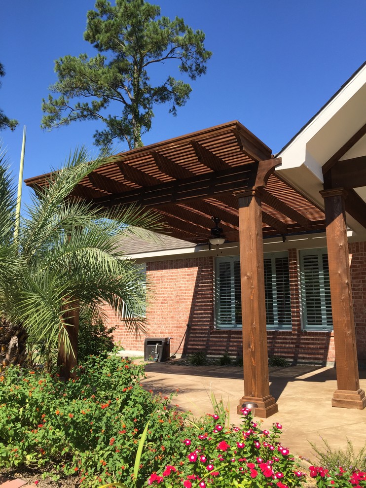 Bild på en mellanstor tropisk veranda på baksidan av huset, med en pergola
