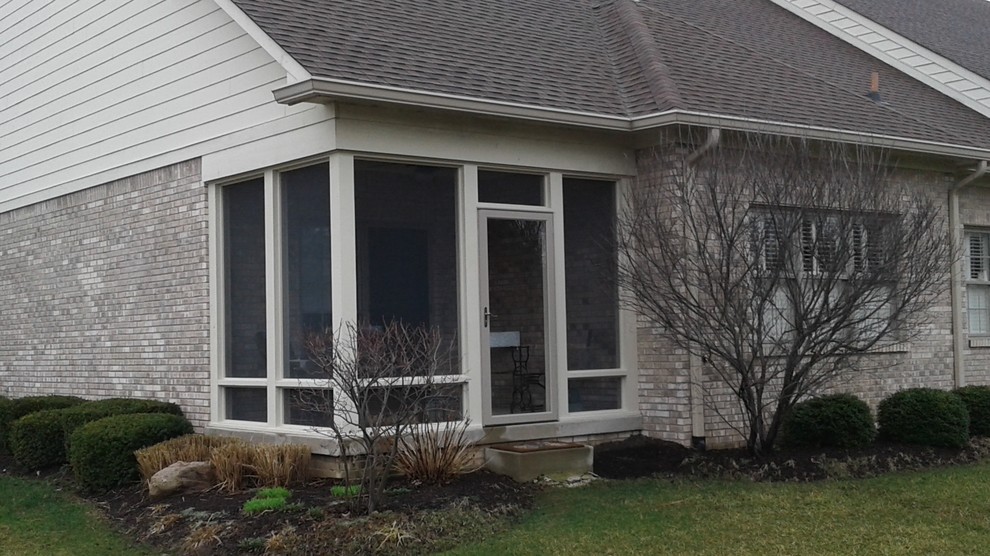На фото: маленькая веранда на заднем дворе в классическом стиле с крыльцом с защитной сеткой, покрытием из бетонных плит и навесом для на участке и в саду с