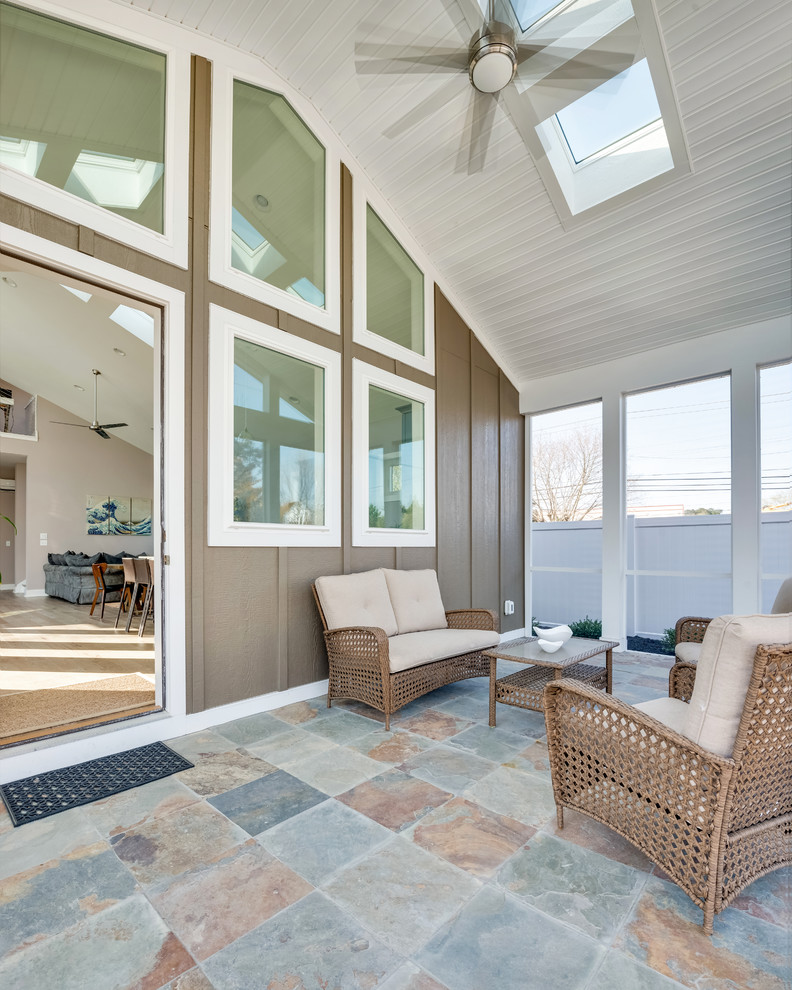 Inspiration pour un grand porche d'entrée de maison arrière rustique avec une moustiquaire, du carrelage et une extension de toiture.