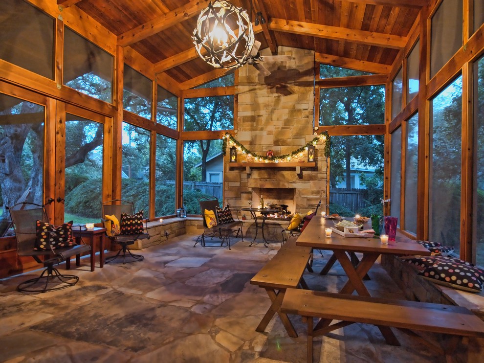 Idées déco pour un porche d'entrée de maison latéral montagne de taille moyenne avec un foyer extérieur, des pavés en pierre naturelle et une extension de toiture.