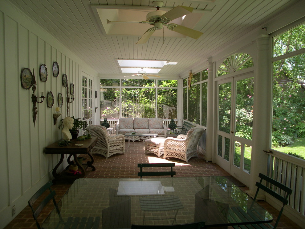 Aménagement d'un grand porche d'entrée de maison arrière classique.
